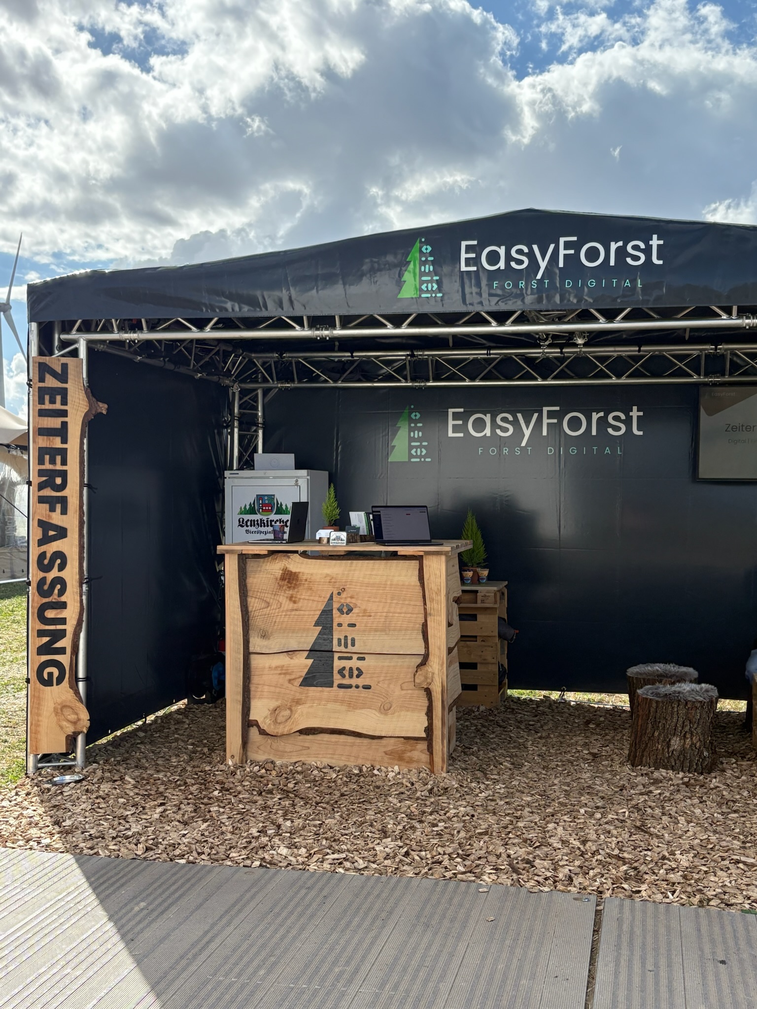 Messestand EasyForst Hochkantansicht